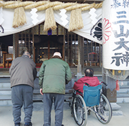 参拝する人々