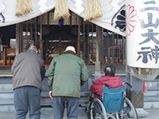 参拝する人々 スタッフイメージ 車椅子の方も安心して参加できるイベントが行われています。リラックスした外出のひとときを提供しています。