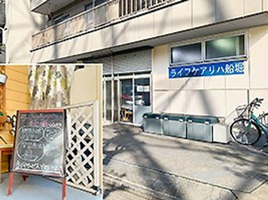 施設外観と看板のある入口  