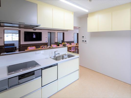 モダンなキッチンとリビング