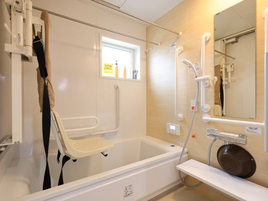 バリアフリー設計の浴室