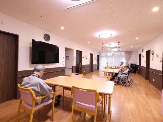 共有スペースで過ごす人々