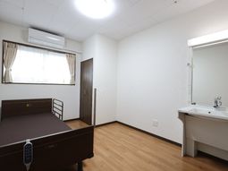 居室のベッドと洗面所