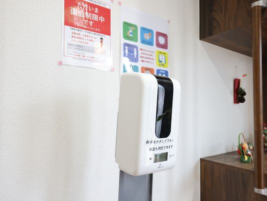 手指消毒設備と掲示物