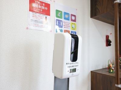 手指消毒設備と掲示物