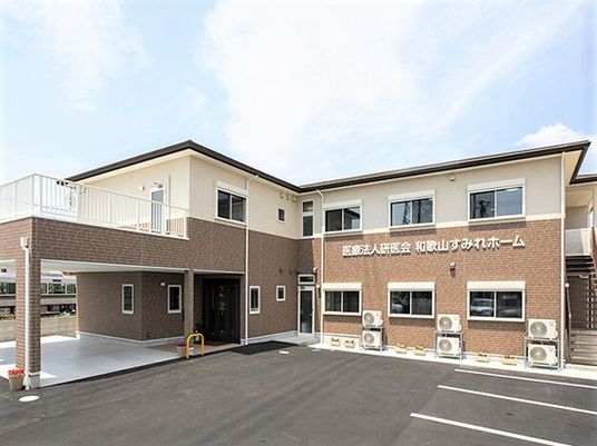 新築そうな外観の建物
