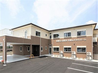 新築そうな外観の建物