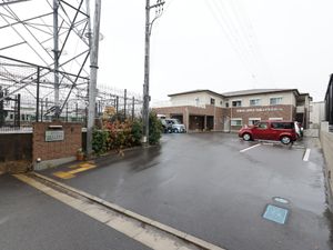 入り口が広い施設外観