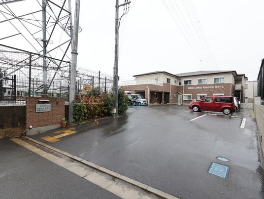 入り口が広い施設外観