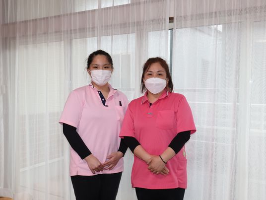 明るい表情のスタッフ二人