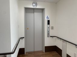 エレベーター前の通路