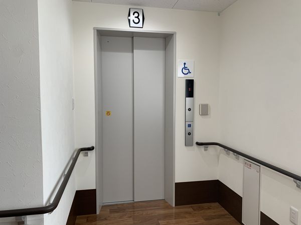 エレベーター前の通路