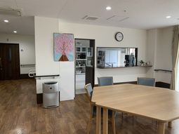 明るく広々とした食堂