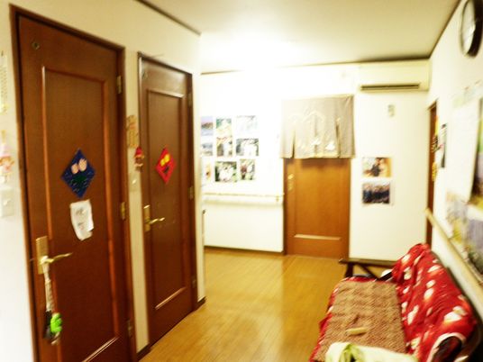 明るい廊下とドア
