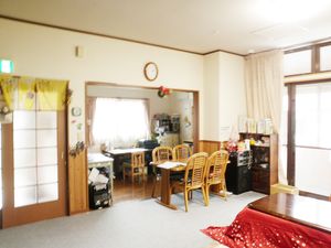 共有スペースの明るい室内
