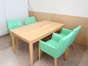 明るい相談室のテーブル  
