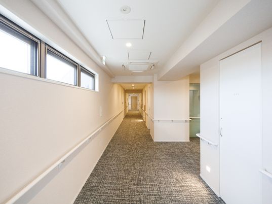 明るい清潔な廊下