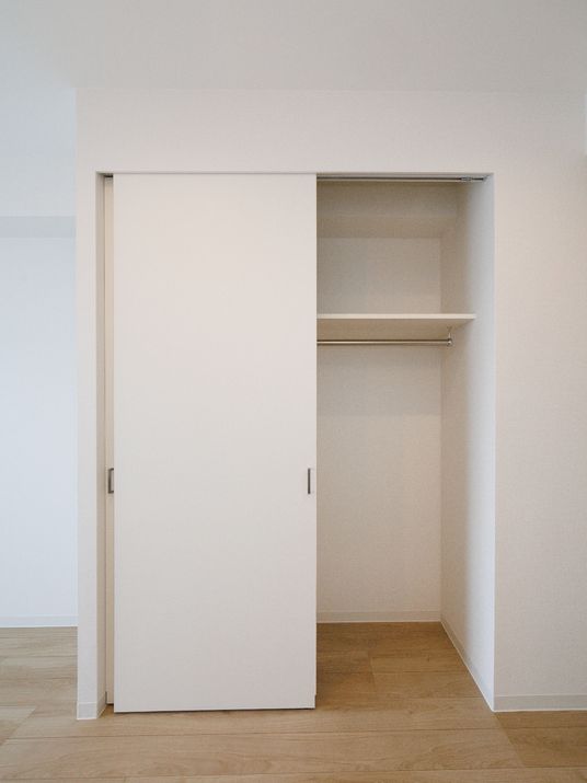 シンプルな洋室のクローゼット