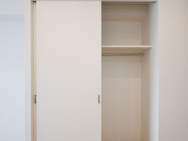 シンプルな洋室のクローゼット 収納 整理整頓がしやすいシンプルなデザインの収納スペースです。日々の業務で効率的な使い方が期待できます。