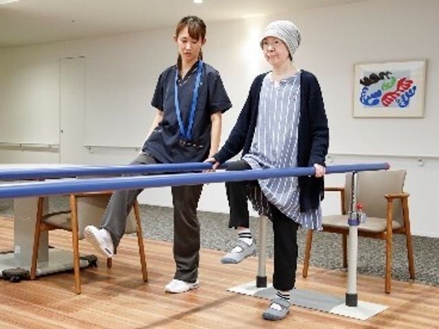 機能訓練室でのサポート 機能訓練室 スタッフが丁寧にサポートする、広々とした機能訓練室です。利用者の方々が日々のリハビリを安心して行える環境をご提供しています。