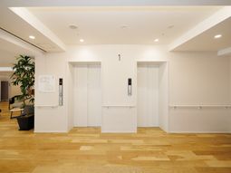 明るいエレベーターホール