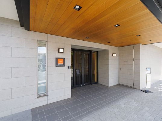 モダンな施設エントランス