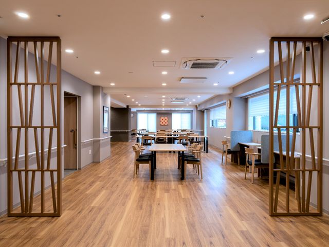 広々とした明るいダイニング 内観 ゆったりとしたチェアとテーブルが配されたダイニングで、心地よい食事の時間を過ごすことができます。窓からは自然光が差し込み、開放的な雰囲気を演出しています。