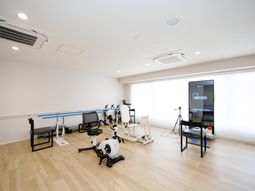 明るいリハビリ室