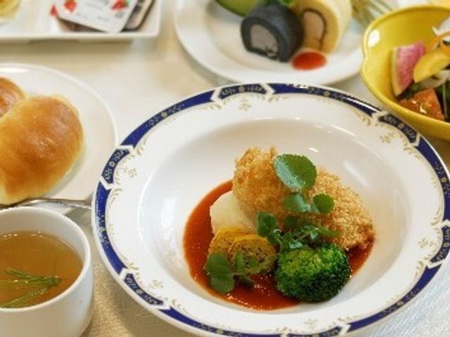 彩り豊かな料理 食事例 栄養満点で彩り豊かな料理が並ぶ食卓をご覧ください。心を込めて作られた手作りの食事で、皆様の健康を支えます。
