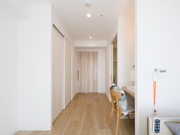 洋室の入口と内装