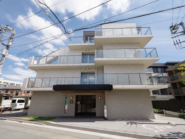 現代的な建物のエントランス 外観 モダンなデザインのエントランスは、清潔感があり、明るい印象を受けます。働く環境として気持ちの良い空間が広がっています。