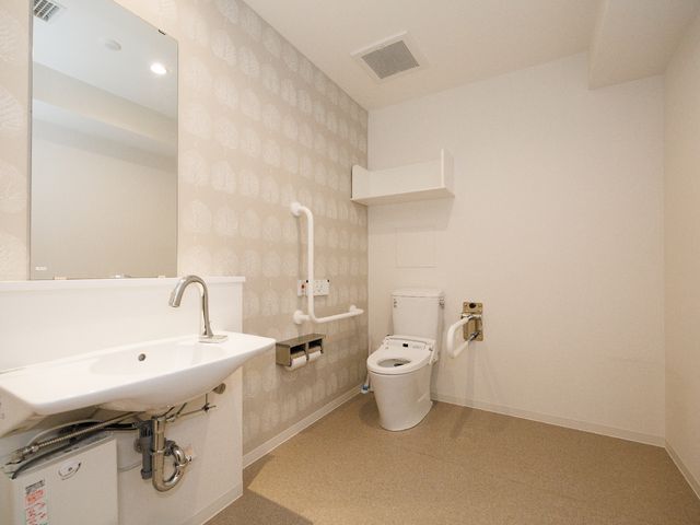 バリアフリー設計のトイレ トイレ 広々としたトイレは明るく、手すりが設置されており、安全にご利用いただける設計です。清潔感あふれる空間を大切にしています。