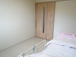 明るい一人用居室