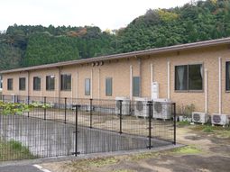 緑に囲まれた外観