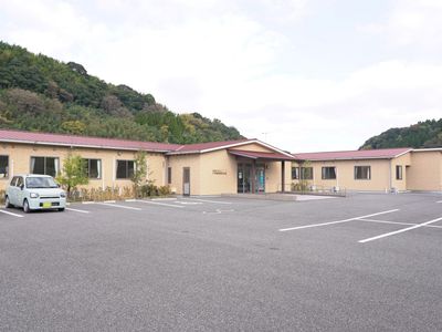 広々とした駐車場の外観