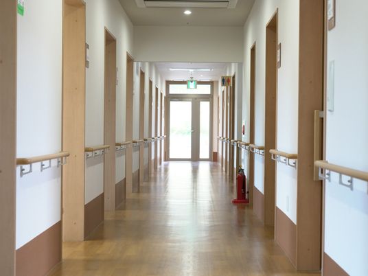 手すり付きの明るい廊下