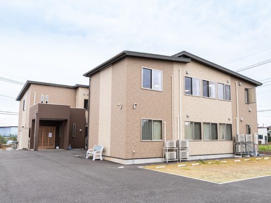 茶色い建物の外観
