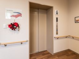 エレベーター前廊下の風景
