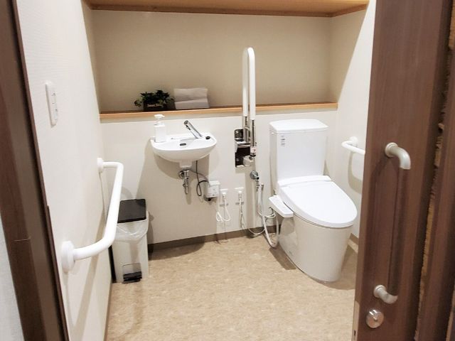 バリアフリートイレ設備 トイレ 手すりや広々としたスペースが備わった安全で使いやすいトイレです。利用者の自立を支援するための設計になっています。