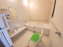 清潔なバリアフリー浴室