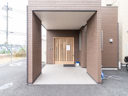 モダンなデザインのエントランス