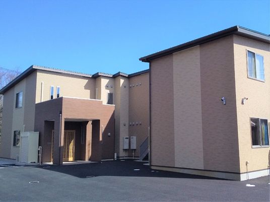 明るい施設の外観