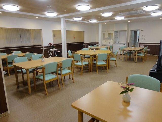 広々とした清潔感ある食堂 食堂 快適な食堂でお客様の食事の時間をサポートしませんか。清潔感あふれる広々とした空間で、働きやすい環境を提供します。