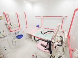 車椅子対応の浴室