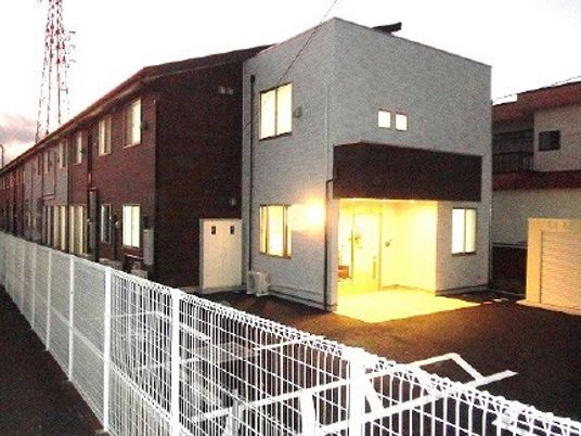 夕景の建物外観  