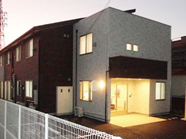 施設の外観と入口 外観 温かな光が迎える施設で、利用者様と共に成長する仕事を始めませんか。