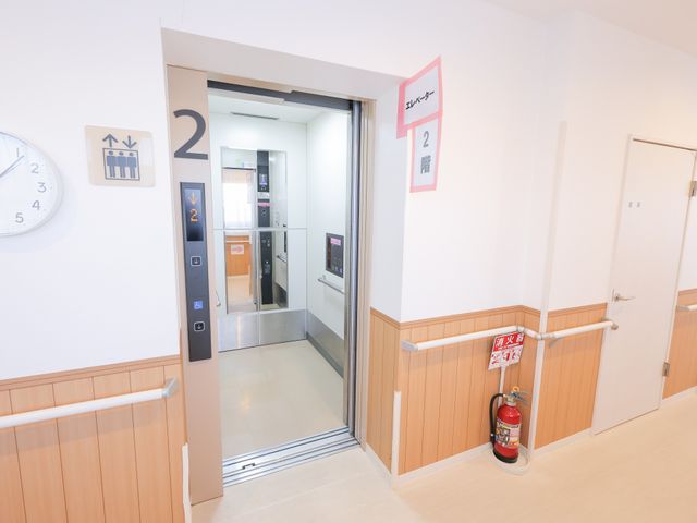 2階のエレベーター エレベーター 2階にあるエレベーターは、広々としており、車椅子の方も安心して利用できます。