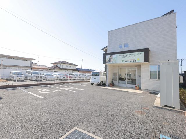 建物の外観 外観 駐車スペースが十分に確保され、車での通勤にも便利な環境です。