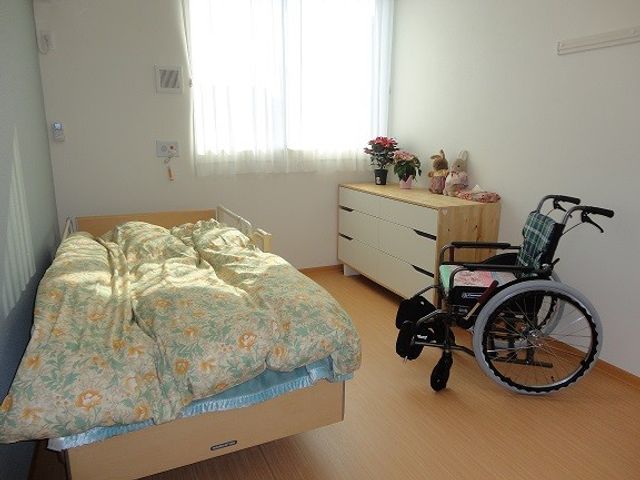 清潔感のある居室 居室 日差しの心地よい空間での勤務をお探しの方に最適な居室です。温かみのある環境での介護業務にやりがいを感じていただけるでしょう。