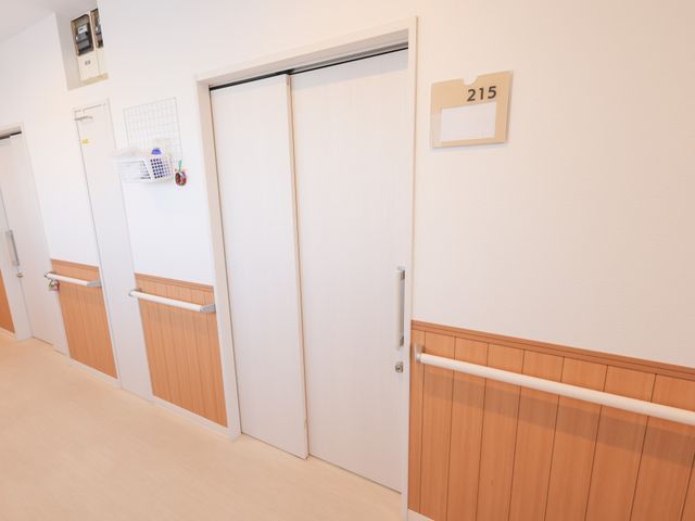 落ち着いた居室 居室 落ち着いた雰囲気の居室は、両開き扉でプライバシーを確保しつつも安全に配慮されています。